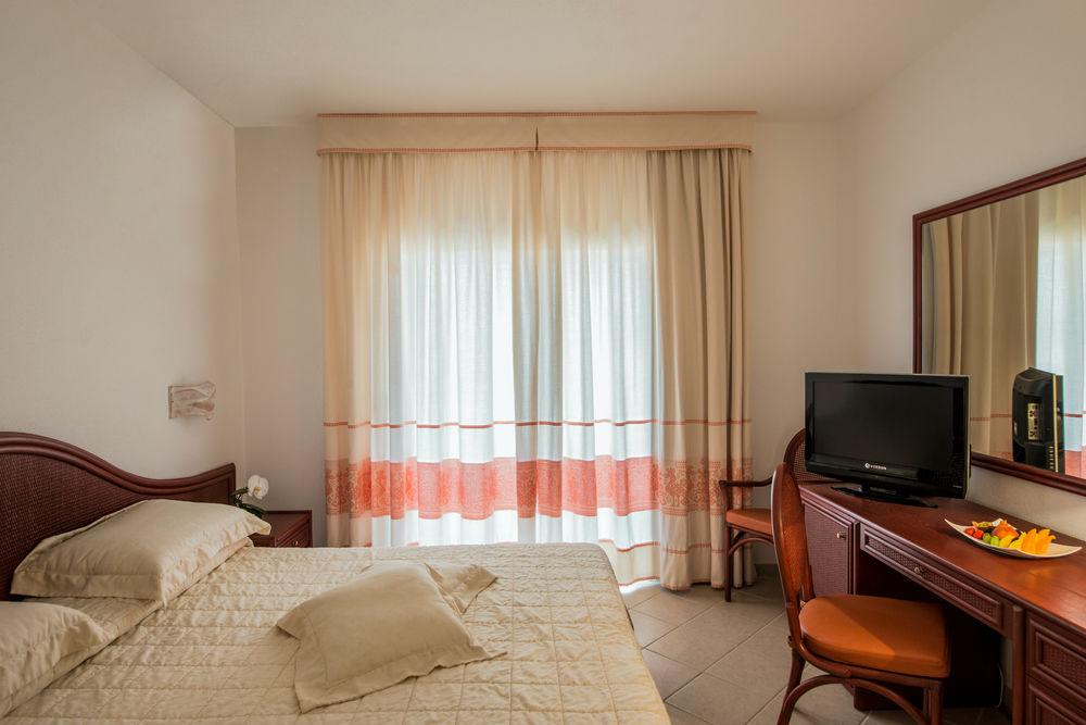 Gabbiano Azzurro Hotel & Suites Golfo Aranci Exterior photo