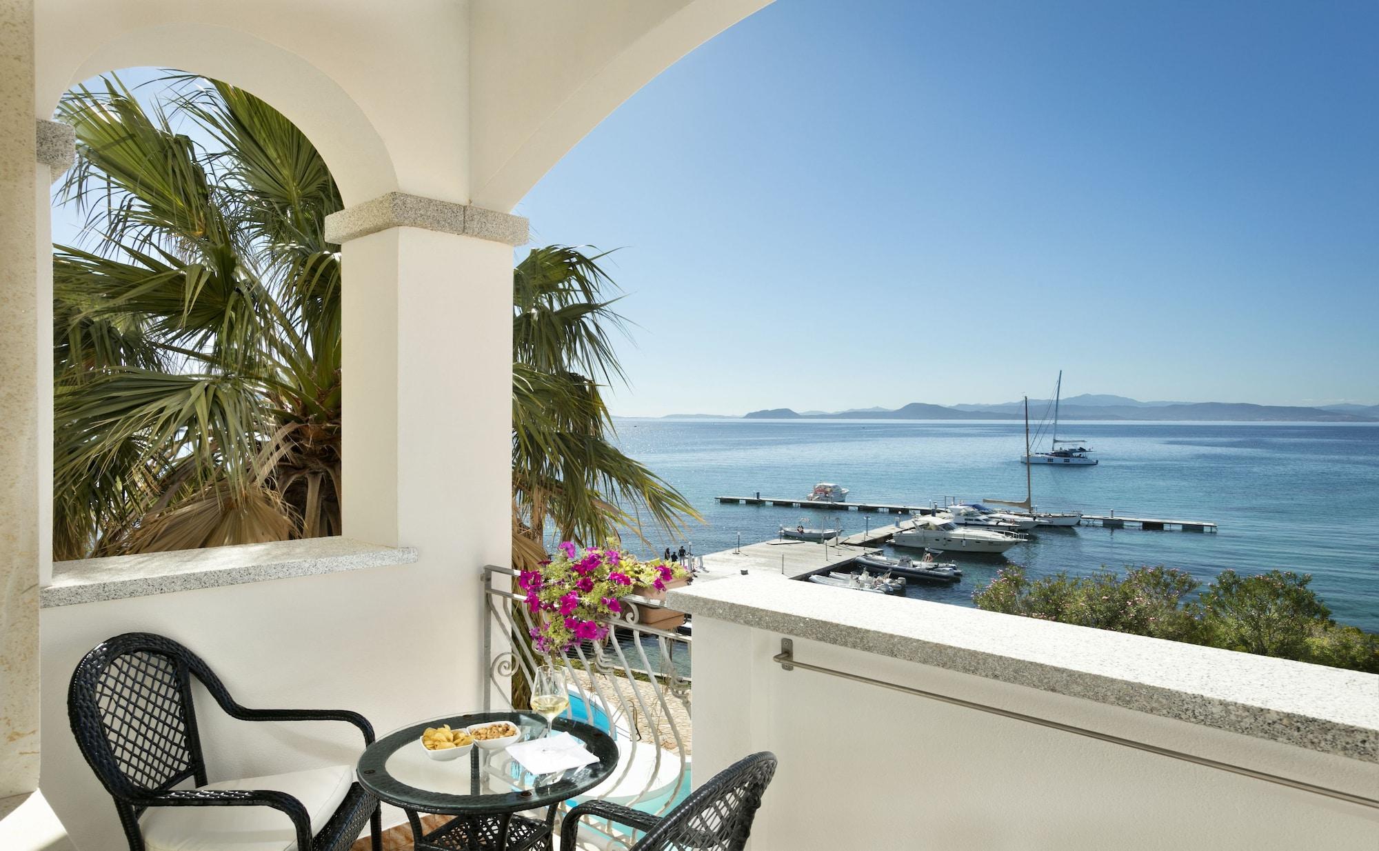Gabbiano Azzurro Hotel & Suites Golfo Aranci Exterior photo